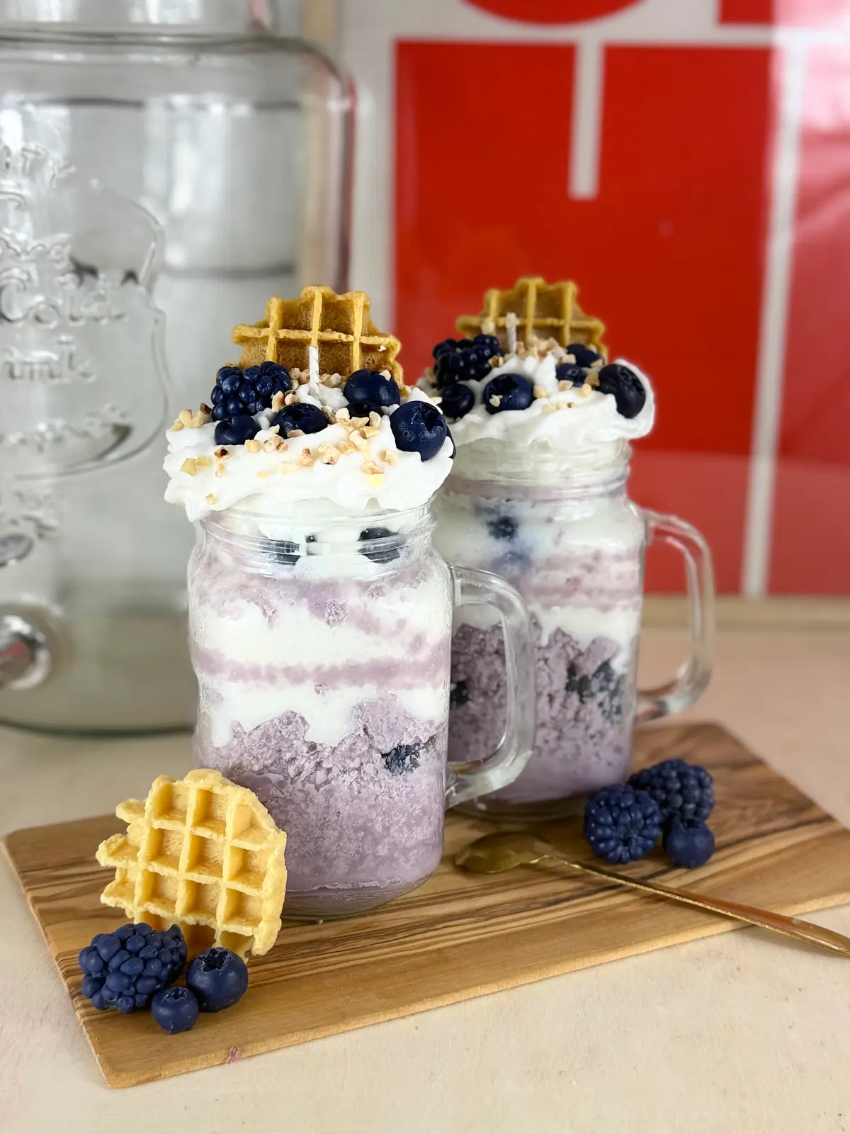 Handgemachte Duftkerze Blueberry Bliss im Dessertglas mit Heidelbeeren, Waffeln und Sahnedekor – kramMITcharme