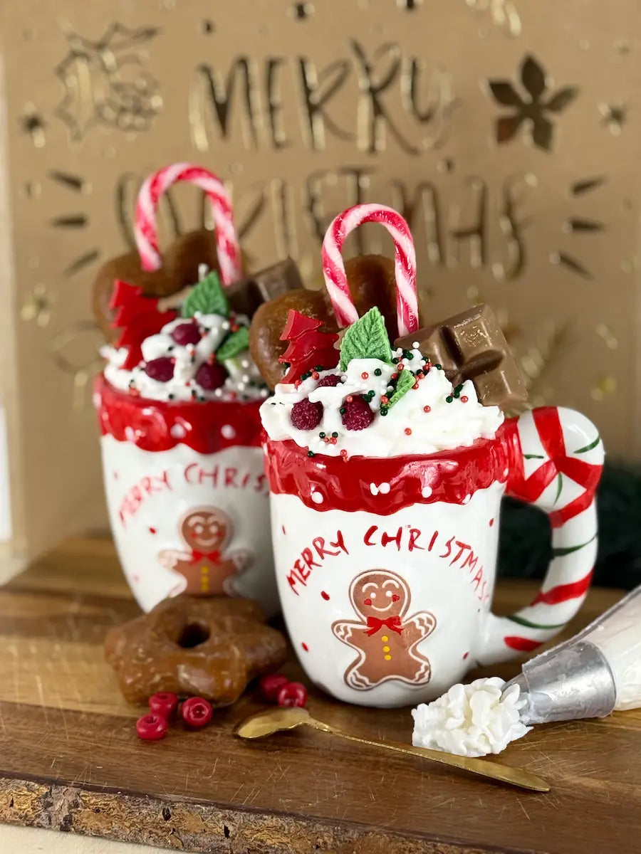 Handgemachte Duftkerze Himmlische Zuckerstunde mit Lebkuchenmann, Zuckerstange und Christmas-Pudding-Duft – kramMITcharme