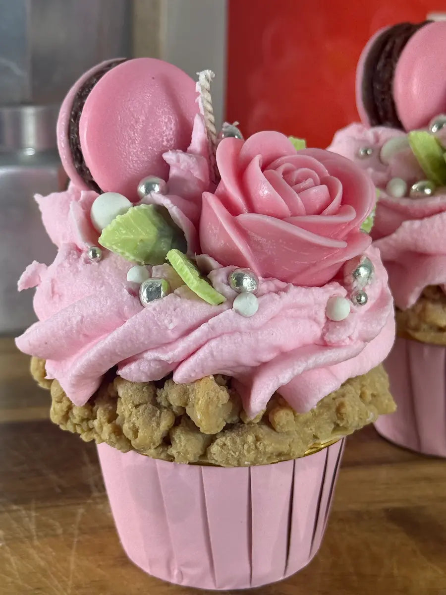 ROSE MACARON KISS – Dessertkerze im Cupcake-Design