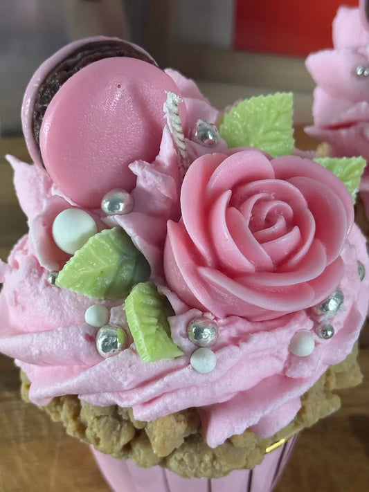 ROSE MACARON KISS – Dessertkerze im Cupcake-Design
