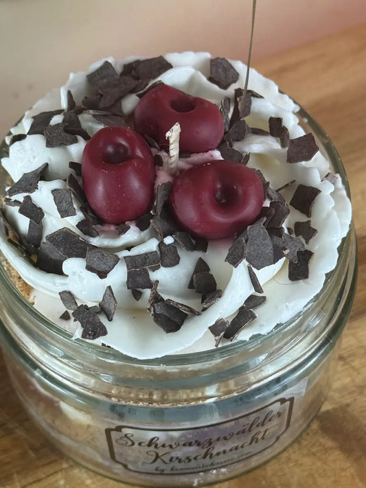 SCHWARZWÄLDER KIRSCHNACHT – Verführerische Dessertkerze mit Kirschduft