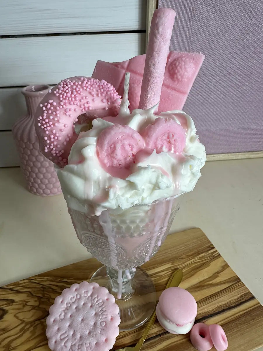 Raspberry Donut Shake – Handgemachte Dessertkerze mit Vanilleduft
