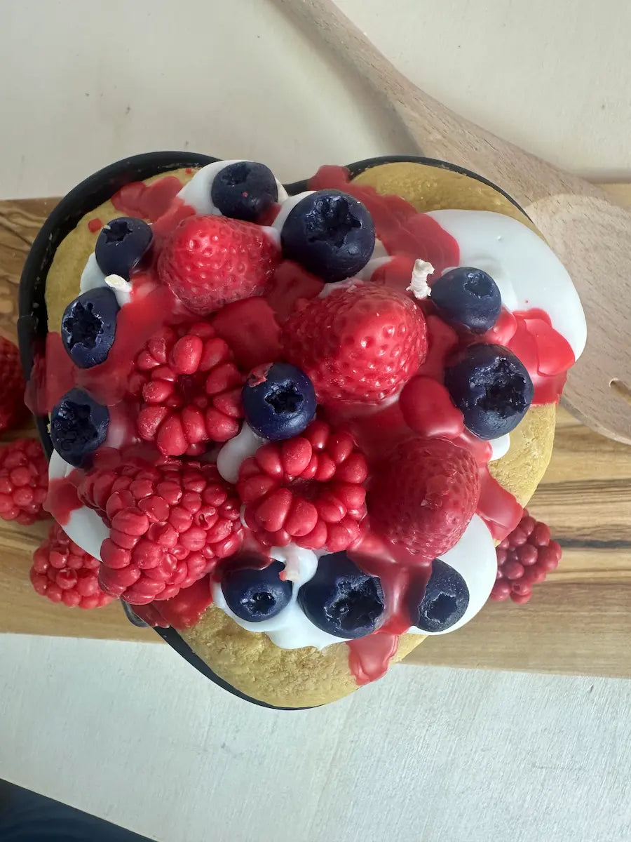 SWEET´N GLOW – Dessertkerze in Herzspringform aus der Bakery Shop Kollektion