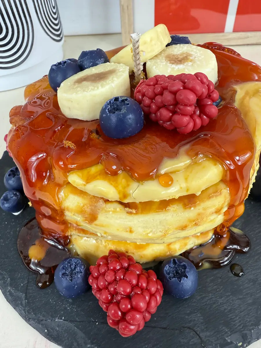 Detailaufnahme der American Pancake Duftkerze mit glänzendem Karamell und Blaubeeren – kramMITcharme
