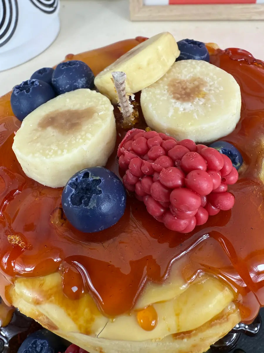 Nahaufnahme der American Pancake Duftkerze mit goldbraunem Karamell und frischen Beeren – kramMITcharme