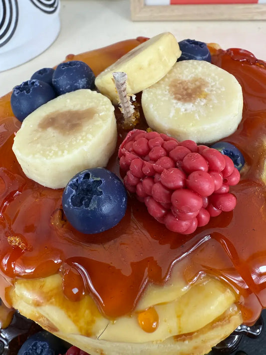 Nahaufnahme der American Pancake Duftkerze mit goldbraunem Karamell und frischen Beeren – kramMITcharme