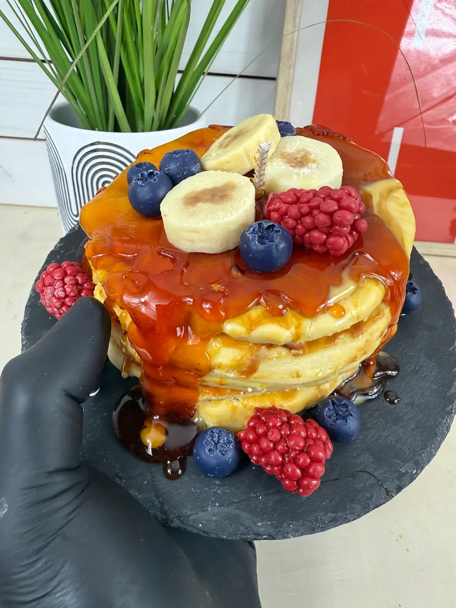Handgefertigte Duftkerze im Design eines Pancake-Stapels mit Beeren und Karamell – kramMITcharme