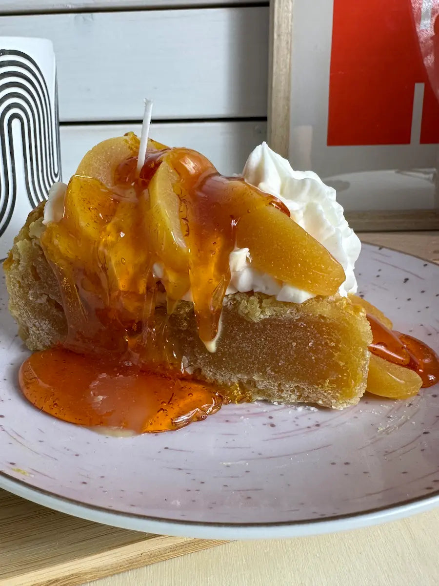 Nahaufnahme der Duftkerze Apfelkuchen 2.0 mit glänzendem Karamellüberzug und Apfelduft – kramMITcharme