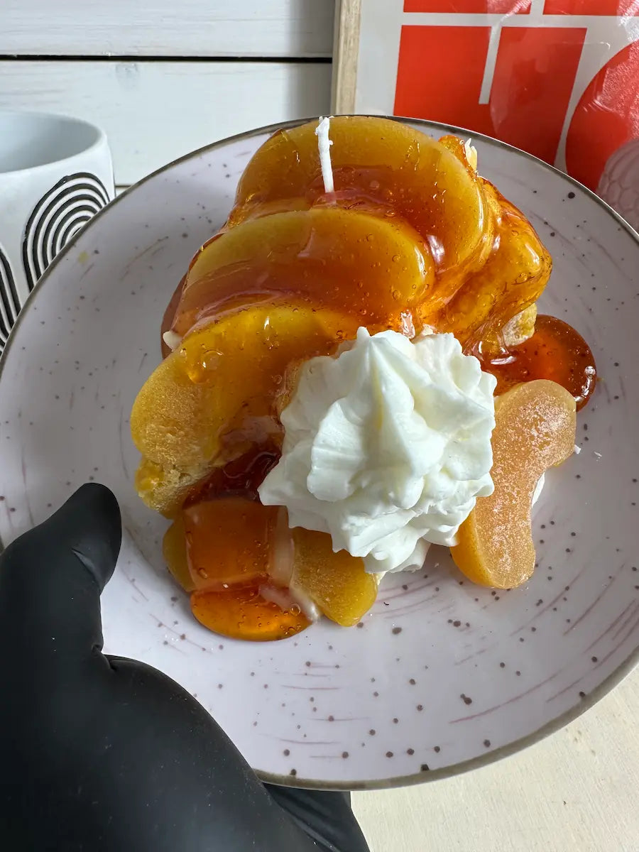 Handaufnahme der Duftkerze Apfelkuchen 2.0 mit realistischen Apfelstücken und Karamellschicht – kramMITcharme