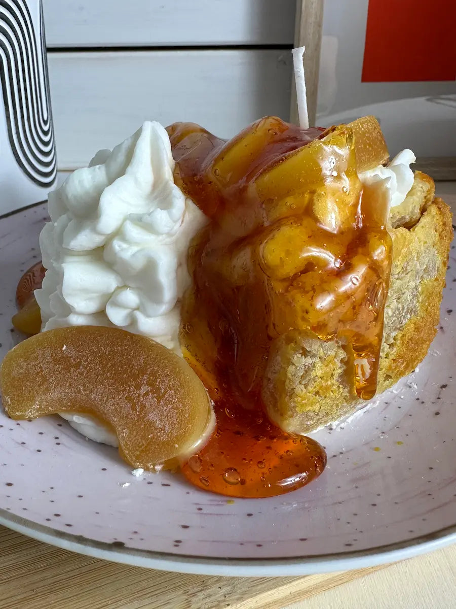 Handgegossene Duftkerze Apfelkuchen 2.0 mit cremiger Sahneoptik und fruchtigem Apfelduft – kramMITcharme