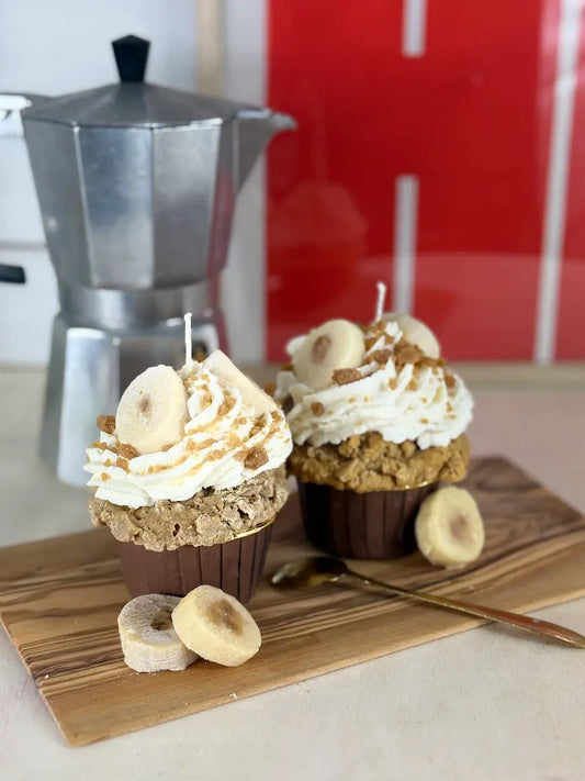 Handgemachte Duftkerze Banana Swirl Cupcake mit Bananenscheiben, Sahnehaube und Karamell – kramMITcharme