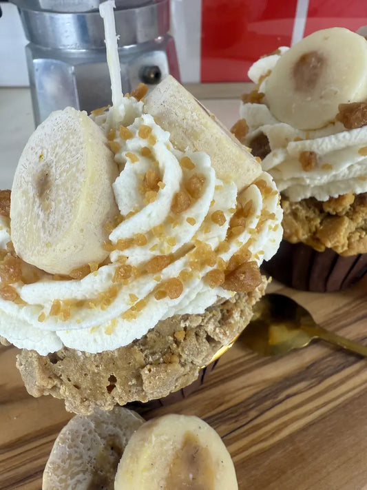 Detailaufnahme der Duftkerze Banana Swirl Cupcake mit cremigem Topping und Bananenstück – kramMITcharme
