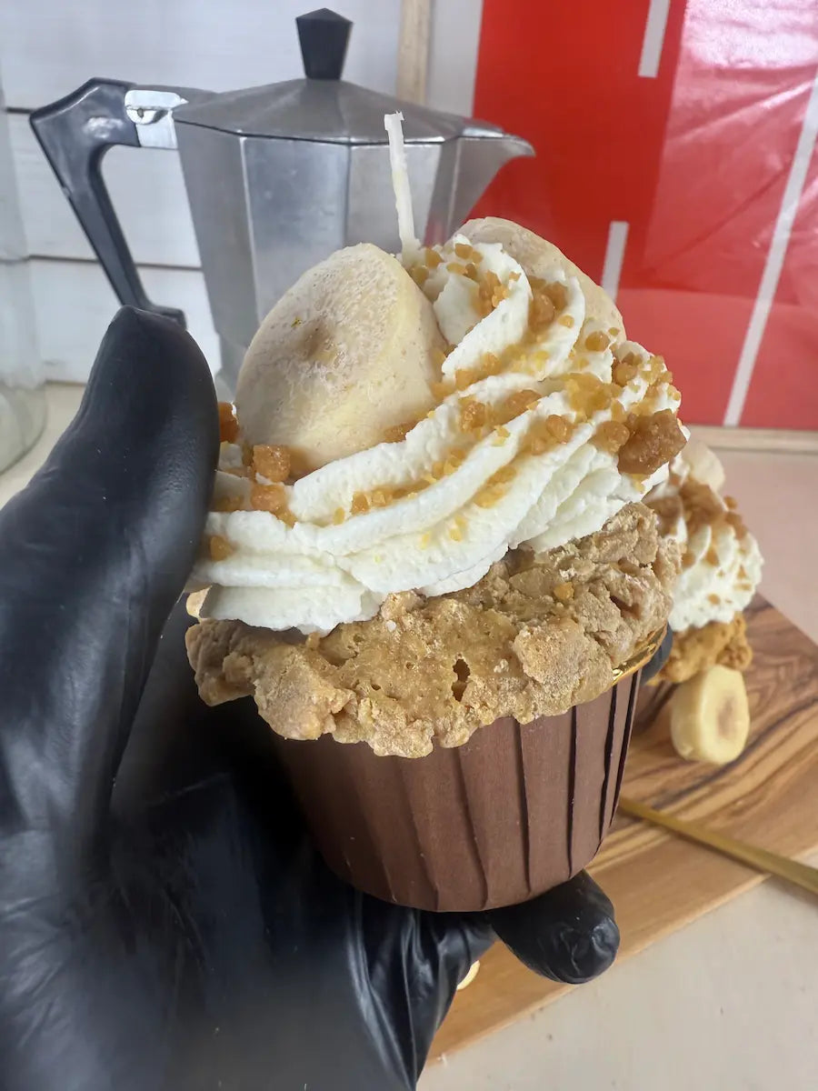 Handaufnahme der Duftkerze Banana Swirl Cupcake mit fluffiger Sahneoptik und Banane – kramMITcharme