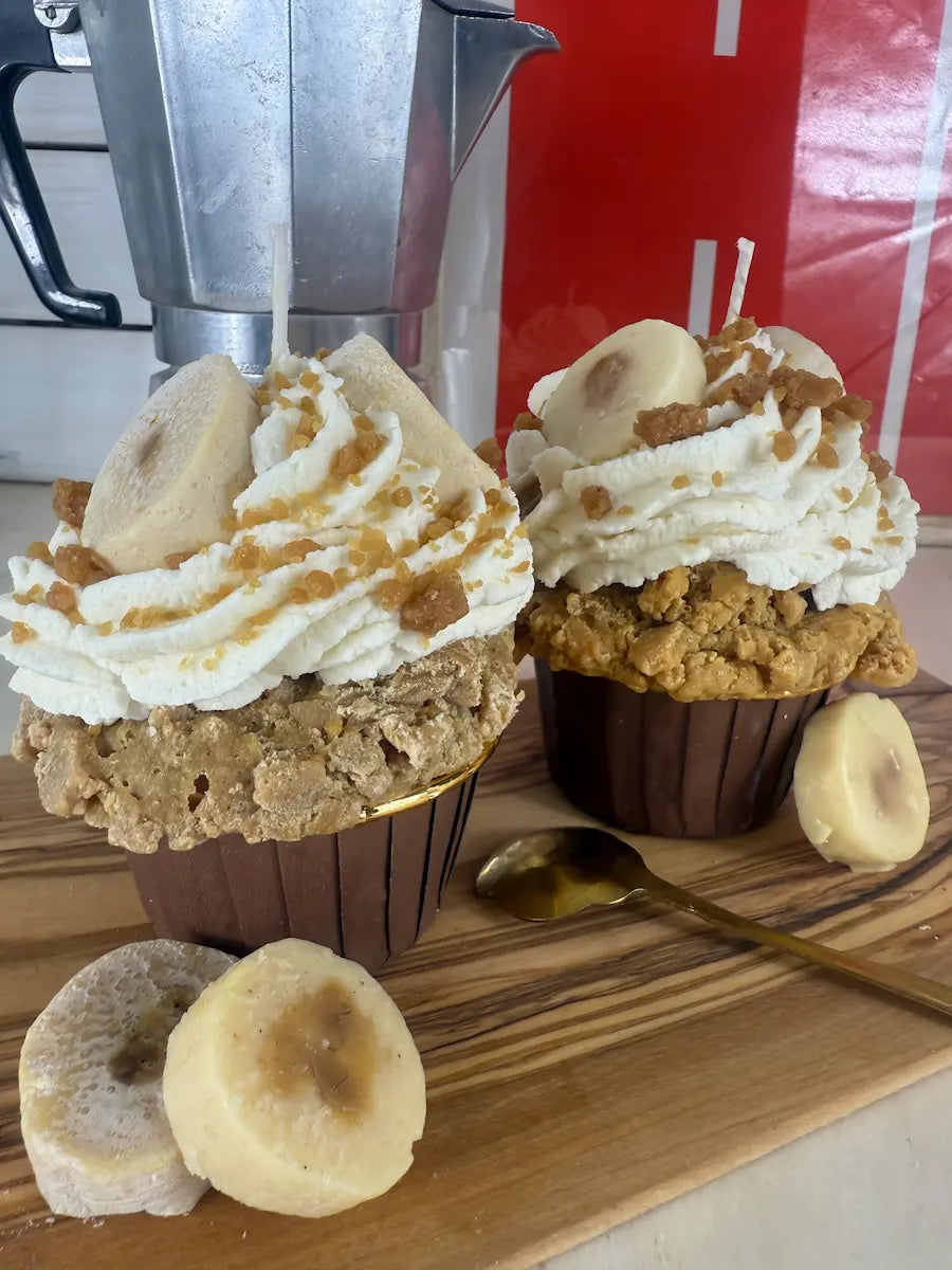 Zwei handgemachte Duftkerzen Banana Swirl Cupcake mit Sahnetopping und Bananenstücken – kramMITcharme