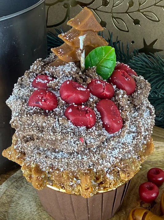 Detailansicht der Duftkerze Choco Noël Cupcake mit glitzerndem Schoko-Topping und Weihnachtsstern – kramMITcharme