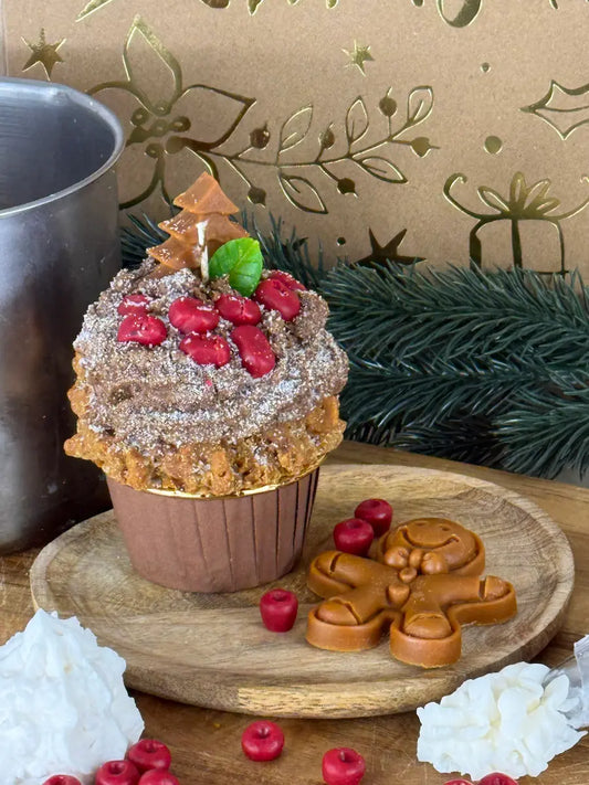 Handgemachte Duftkerze Choco Noël Cupcake mit Schokoladenduft, roten Beeren und Weihnachtsbaum-Deko – kramMITcharme