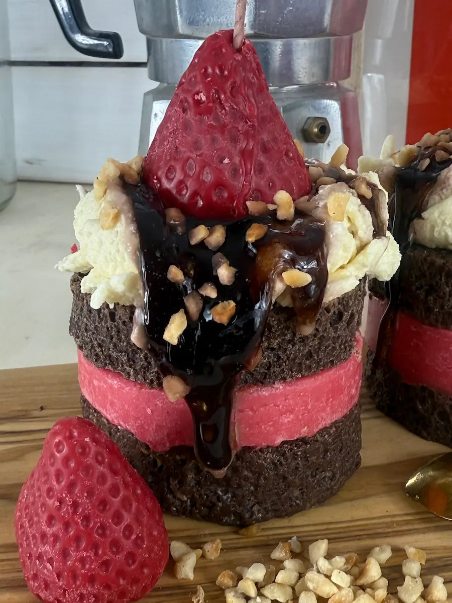 Detailaufnahme der Duftkerze ChocoBerry Bite Cake mit glänzender Schokoglasur und Erdbeere – kramMITcharme