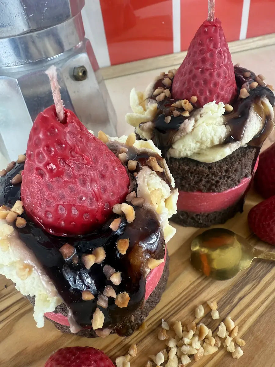 Schrägaufnahme der Duftkerze ChocoBerry Bite Cake mit cremiger Struktur und Schokoduft – kramMITcharme