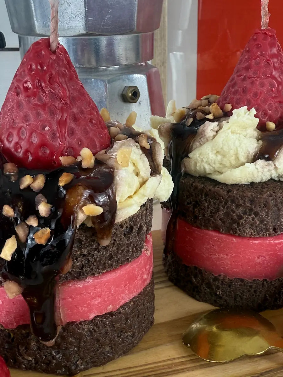 Seitenansicht der Duftkerze ChocoBerry Bite Cake mit zweifarbiger Schichtoptik und Erdbeer-Deko – kramMITcharme