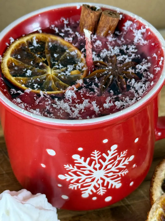 Detailansicht der Duftkerze Christmas in a Cup mit Orangenscheibe, Zimt und Anis – kramMITcharme