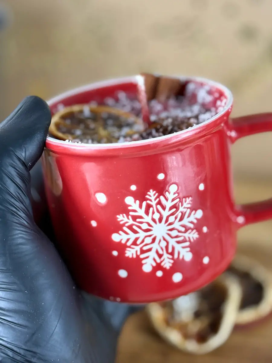 Handaufnahme der Duftkerze Christmas in a Cup mit winterlichem Duft und Deko – kramMITcharme