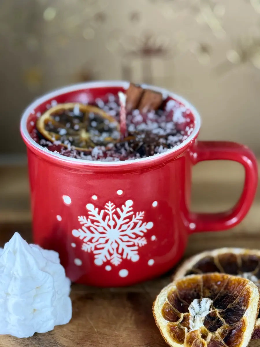 Seitenansicht der Duftkerze Christmas in a Cup mit Zimt, Anis und Orangenscheibe – kramMITcharme