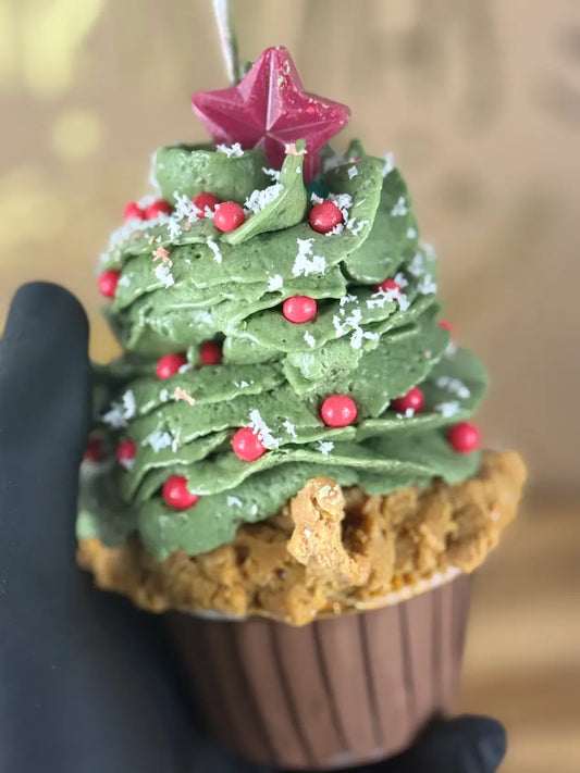 Nahaufnahme der Duftkerze „Christmas Tree Cupcake“ mit rotem Stern, Schneeflocken und roten Kugeln – kramMITcharme