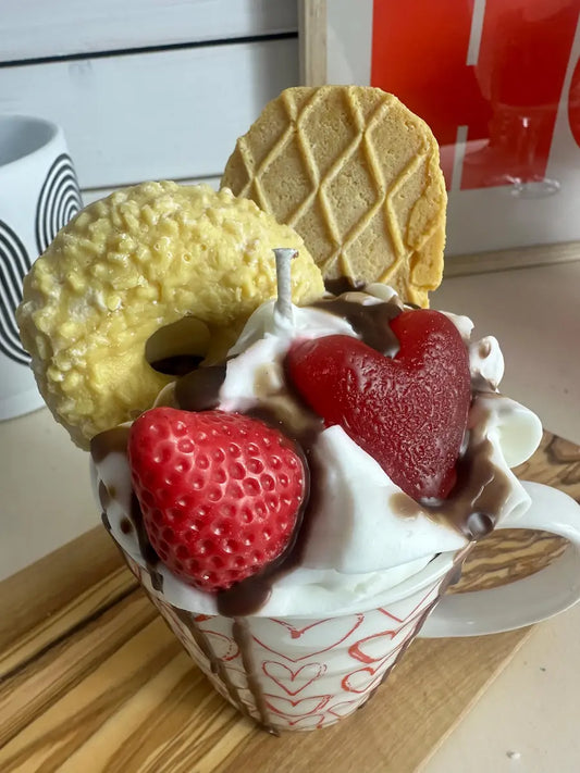 Detailaufnahme der Duftkerze „Coffee Heart“ mit Wachs-Erdbeeren, Schokosoße und Waffel – kramMITcharme