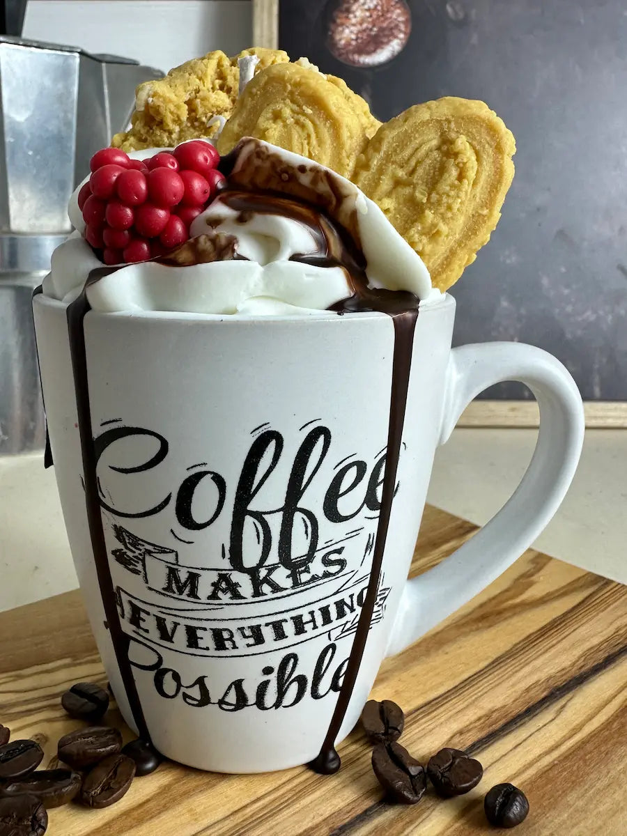 Duftkerze „Coffee Makes Everything Possible“ in weißer Tasse mit Aufdruck und Keksdeko – kramMITcharme