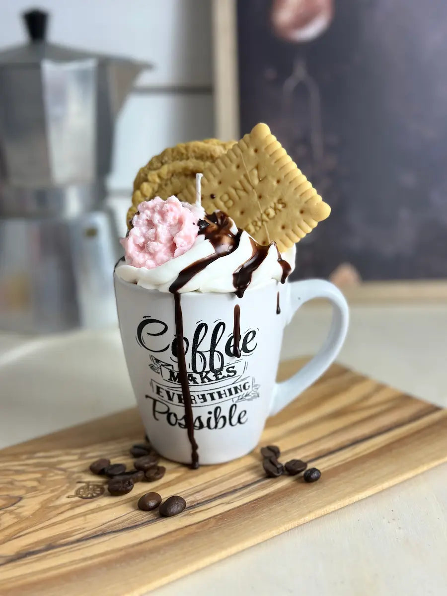 Handgemachte Duftkerze „Coffee Makes Everything Possible“ mit Kaffeearoma und Schokosoße – kramMITcharme