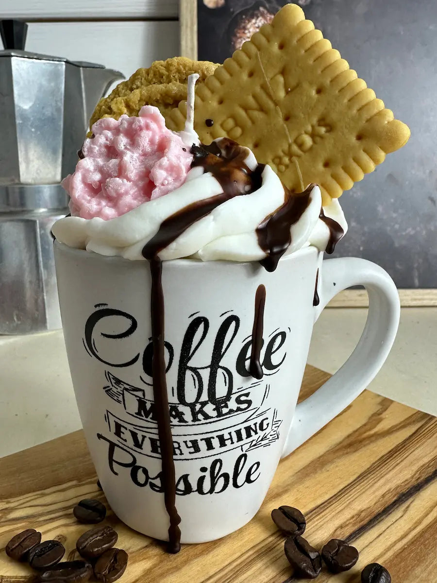Duftkerze in weißer Tasse mit Aufdruck „Coffee Makes Everything Possible“ und Keksdekor – kramMITcharme