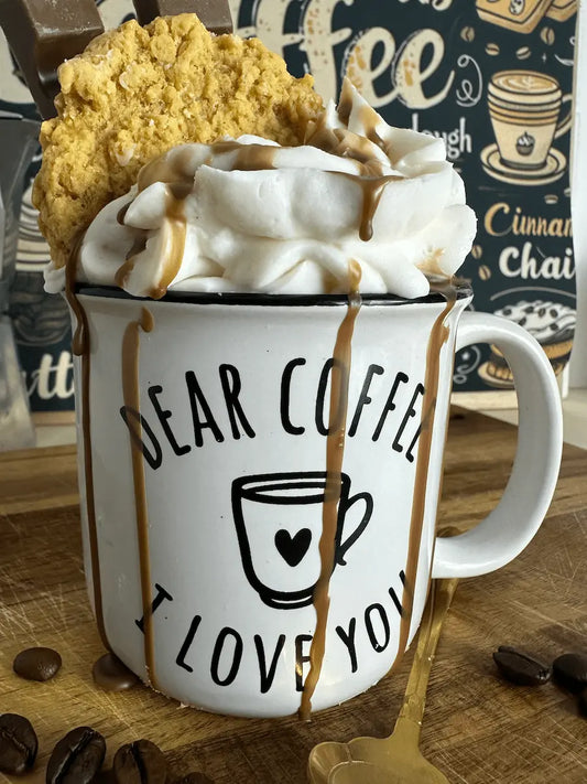 Duftkerze „Dear Coffee I Love You“ mit cremiger Karamelloptik und Schriftzug auf der Tasse – kramMITcharme