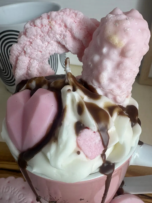 Detailaufnahme der Duftkerze „Einhorn“ mit rosa Herzen und Schokoladenoptik – kramMITcharme