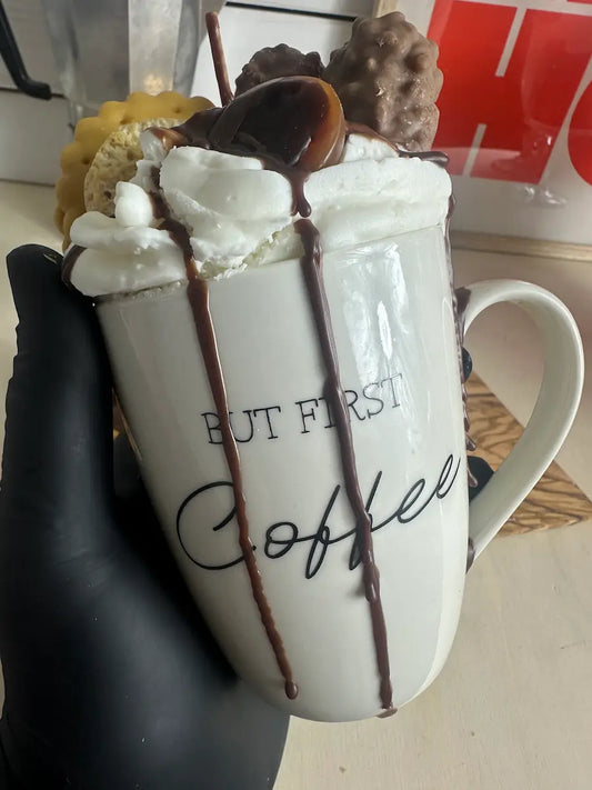 Handaufnahme der Duftkerze „First Coffee“ mit cremigem Wachstopping und Schokosoße – kramMITcharme