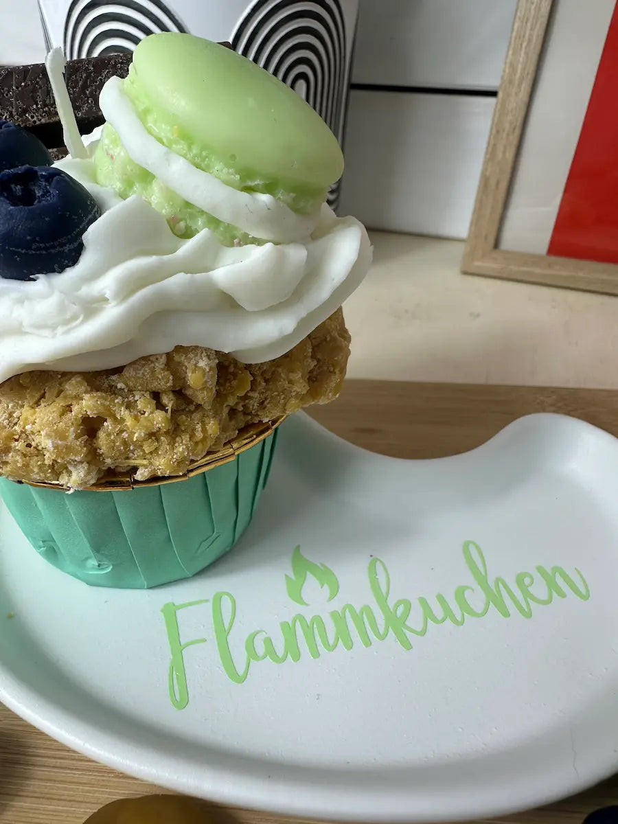 Seitenansicht der Duftkerze „Flammkuchen Cupcake“ mit fluffiger Wachscreme und zarter Deko – kramMITcharme