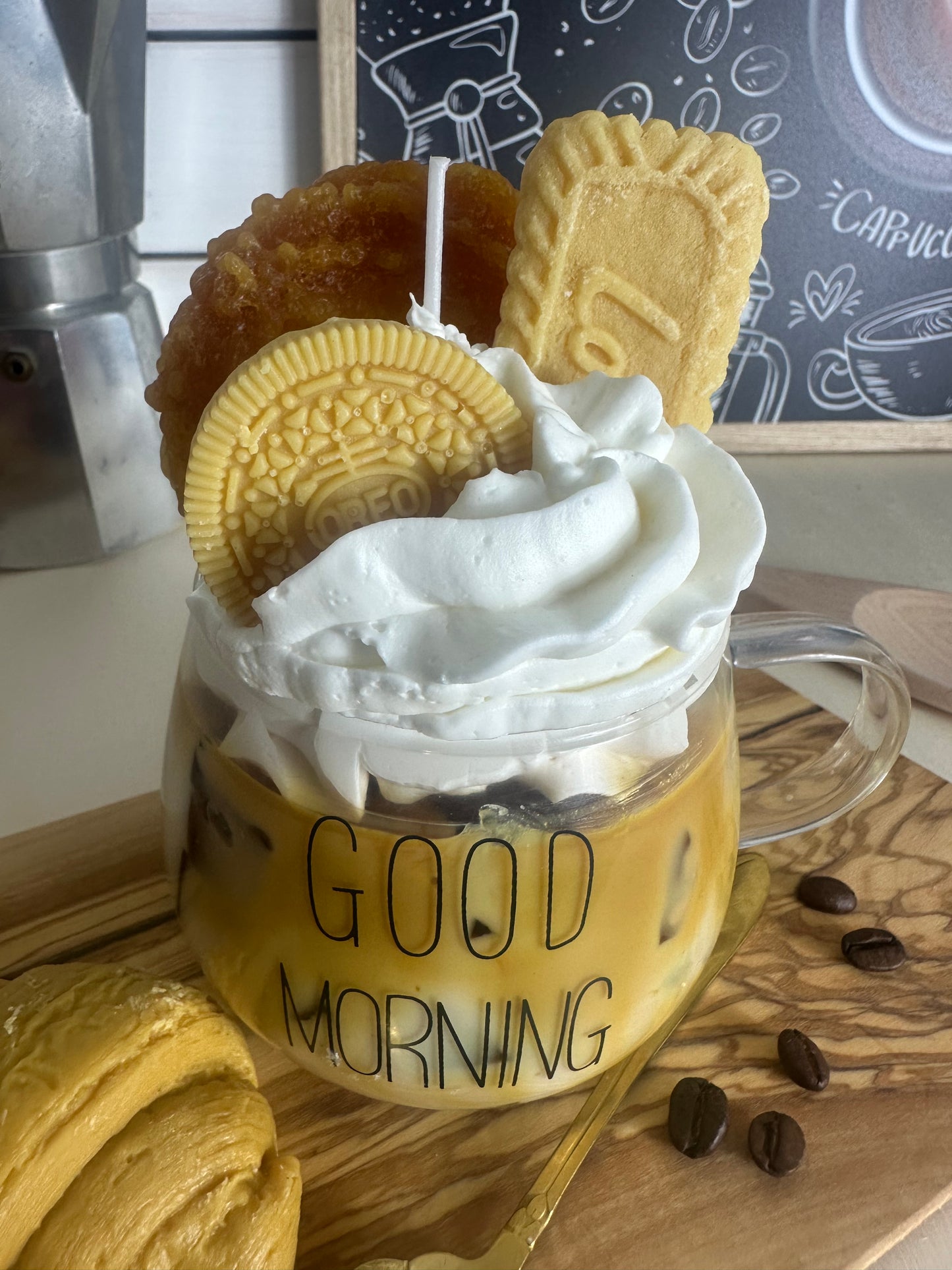 Nahaufnahme der Good-Morning-Coffee-Kerze im Glas, gehalten von einer behandschuhten Hand – kramMITcharme