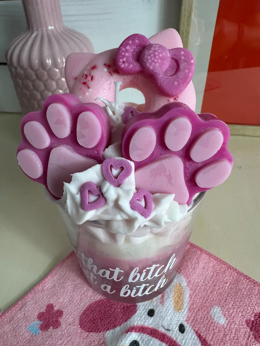 Nahaufnahme des Wachstoppings der Duftkerze „Hello Kitty“ mit Pfoten, Herz und Glitzerakzenten – kramMITcharme
