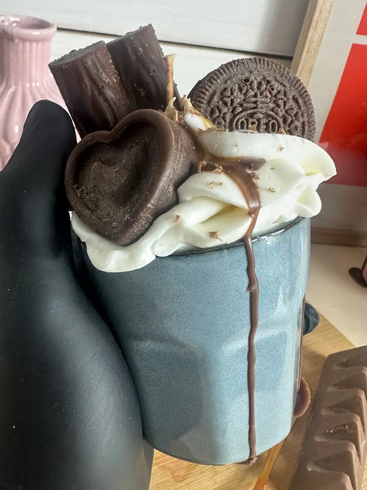 Nahaufnahme der Duftkerze „Little Blue Coffee Cup“ mit Herzschokolade und Oreo-Deko aus Wachs – kramMITcharme