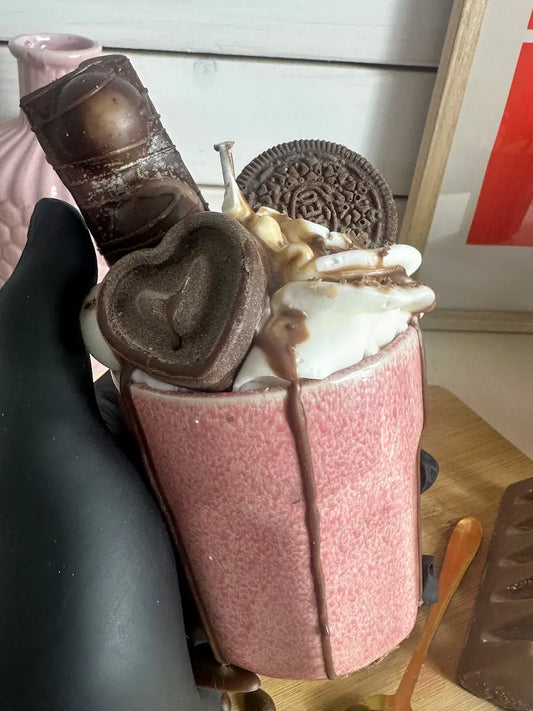 Nahaufnahme der Duftkerze „Little Pink Coffeecup“ mit Schokoriegel, Oreo-Optik und cremigem Sahnewachs – kramMITcharme