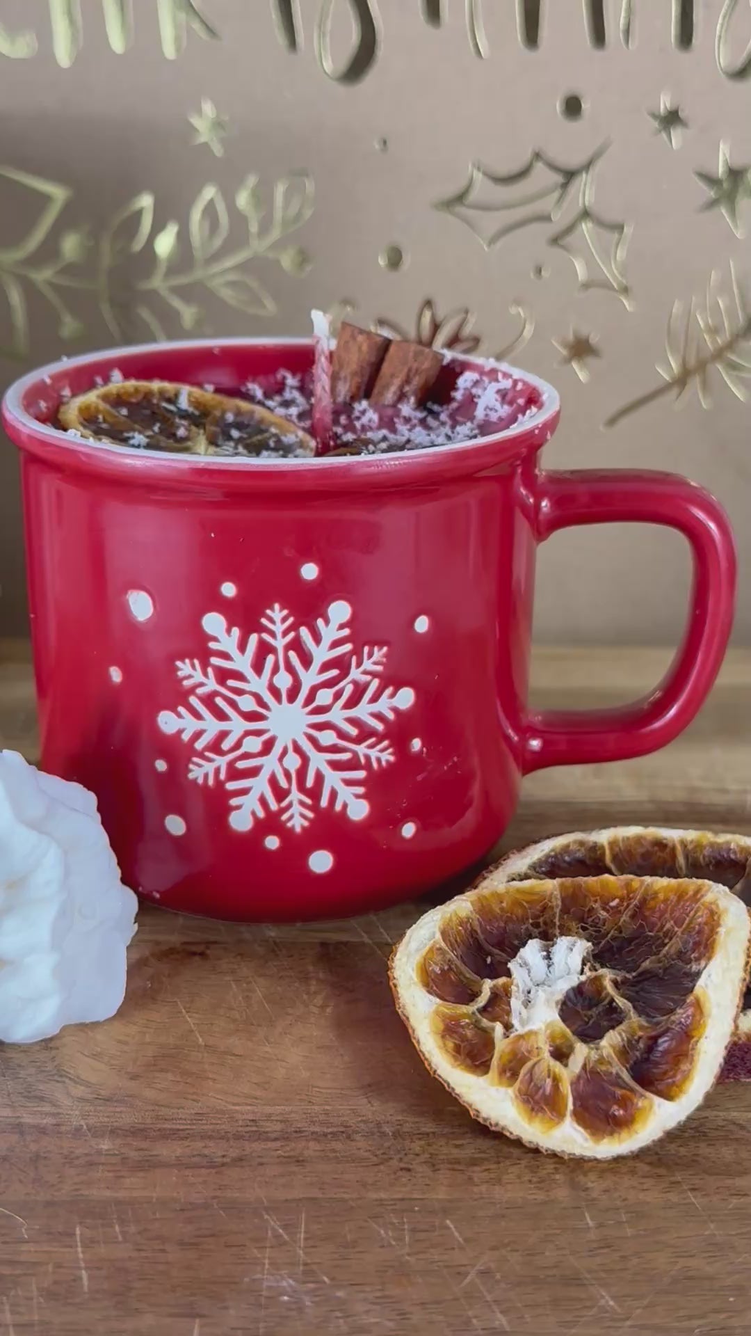 Schrägaufnahme der Duftkerze Christmas in a Cup in roter Tasse mit Weihnachtsduft – kramMITcharme