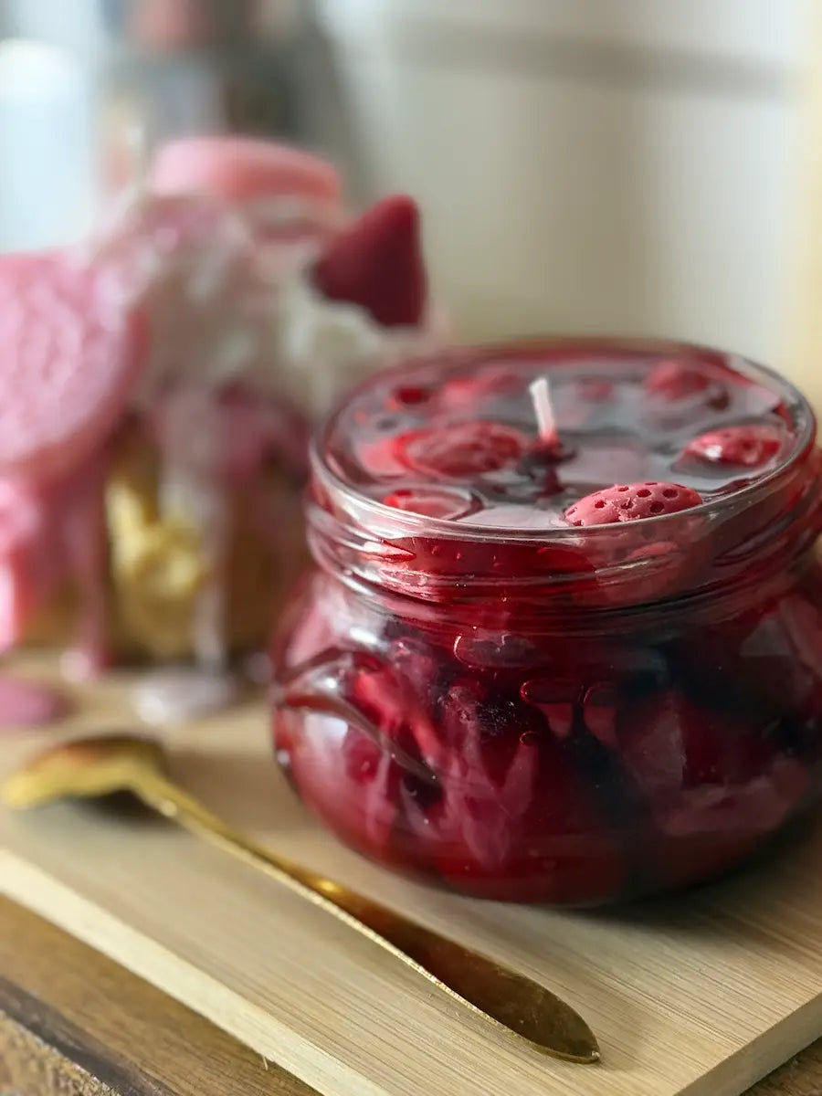 Handgemachte Erdbeer-Duftkerze im Glas mit Früchten und Gel-Look – Sweet Strawberry Breakfast – kramMITcharme