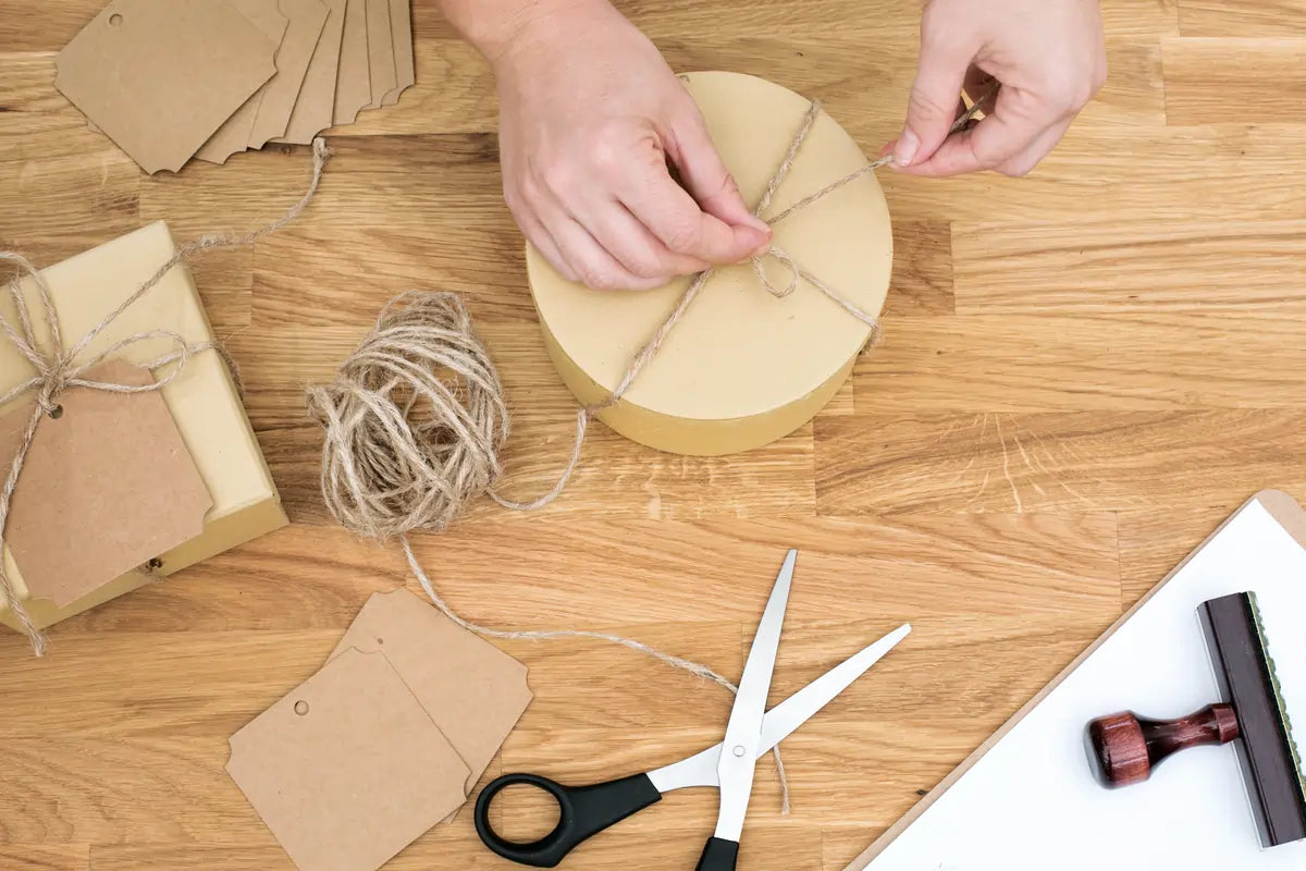 Handverpackte Geschenkboxen mit Kordel und Etiketten – sicherer Versand aus Deutschland von kramMITcharme
