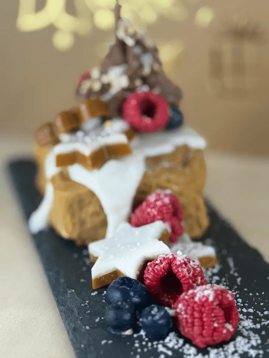 Detailaufnahme der Duftkerze „Winter Cinnamon Dream“ mit Zimtaroma, weißem Zuckerguss und Himbeer-Dekoration – kramMITcharme