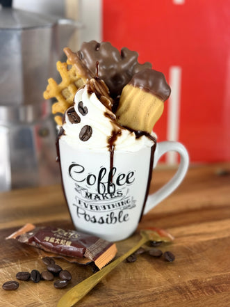 Handgemachte Duftkerze Coffee Makes Everything Possible in Tasse mit Kaffee-Duft, Schokoladendekor und Gebäck – kramMITcharme