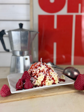 Handgemachte Duftkerze Blueberry Bliss im Dessertglas mit Heidelbeeren, Waffeln und Sahnedekor – kramMITcharme