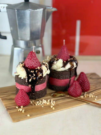 Handgemachte Duftkerze Chocoberry Bite Cake in Schokoladen-Optik mit Erdbeeren, Vanillecreme und Nüssen – kramMITcharme