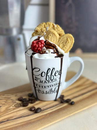 Handgemachte Duftkerze Coffee Makes Everything Possible in Tasse mit Kaffee-Duft, Schokoladendekor und Gebäck – kramMITcharme