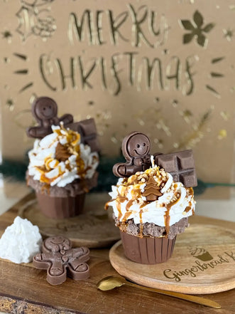 Handgemachte Duftkerze Gingerbread Kiss mit Lebkuchendekor, Schokolade und Karamell-Topping – kramMITcharme