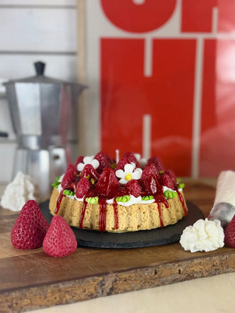 Handgemachte Duftkerze Miss Strawberry Cake in Kuchenform mit Erdbeeren und Sahne-Dekor – kramMITcharme