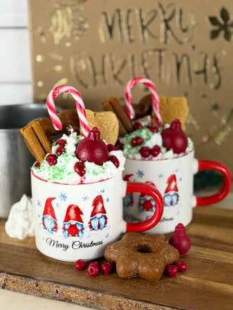 Handgemachte Duftkerze Santas Mug Deluxe in weihnachtlicher Tasse mit Zuckerstangen und Plätzchen – kramMITcharme